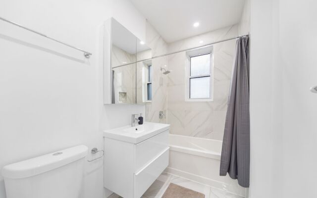 Spacious Renovated Apartment Sleeps 12