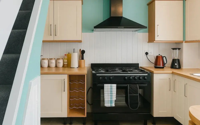 House - Sleeps 8 - Garden - Pet Friendly - Parking