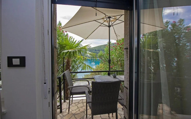 Modern 2 BDR & 2 Bathroom app with sea view, 077