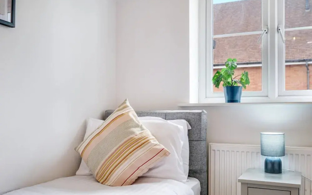 Foxherne 6 Bed & 3 Bath Serviced Hse -20