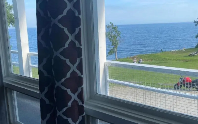 High Tide Inn