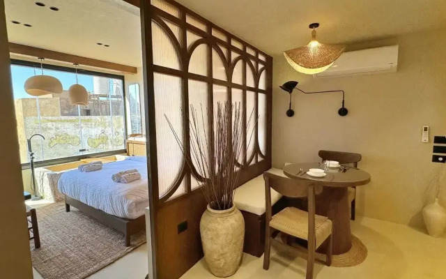 The 2 BDR Pyramids Vista w/ Bathtub