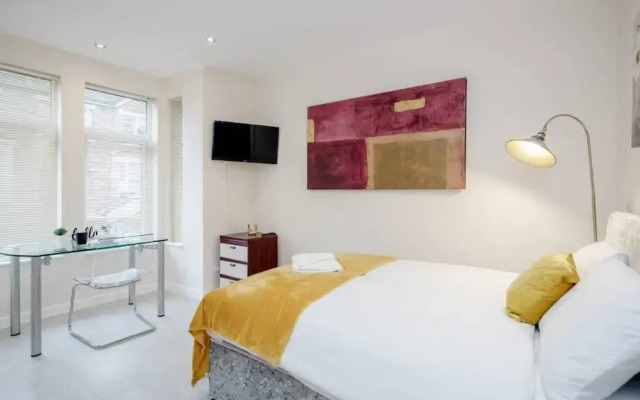 Homely Spaces Apt A, Large Studio W/king, 2guests