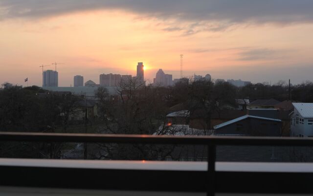 Rooftop Deck 5 Mins to Downtown