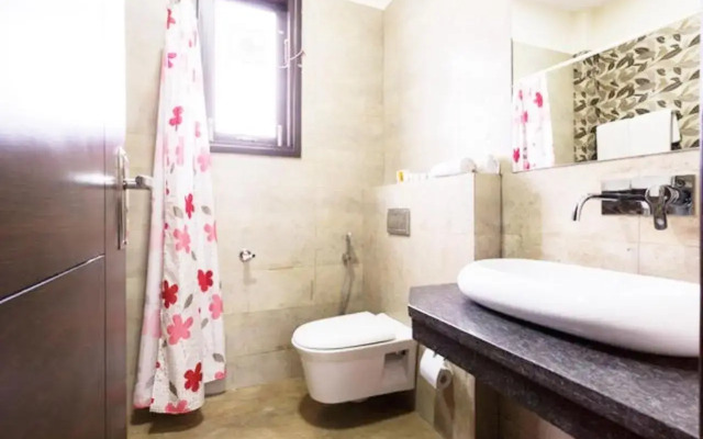 Bluo 3Bhk - Dlf Galleria - Bathtub, Balcony