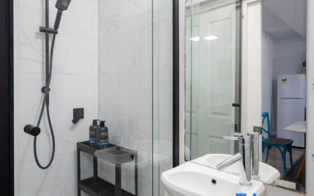 Brunswick 1BR: City & Comfort w/ Free Parking