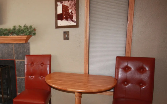 Four O'clock Lodge B05