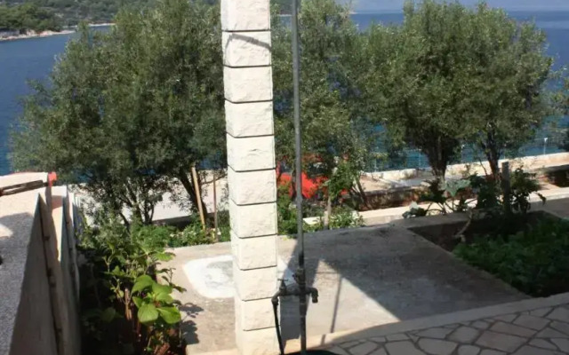 Apartments by the sea Necujam, Solta - 5182