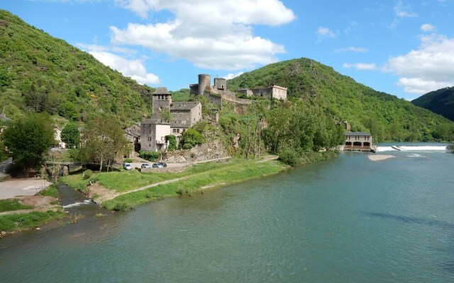 Modern Holiday Home with jacuzzi in Brousse-le-Chateau