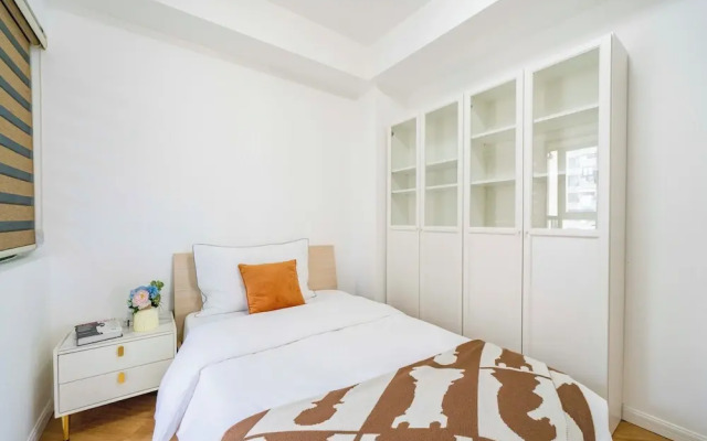 Tyms 4BR 2BA Apt Novel Garden