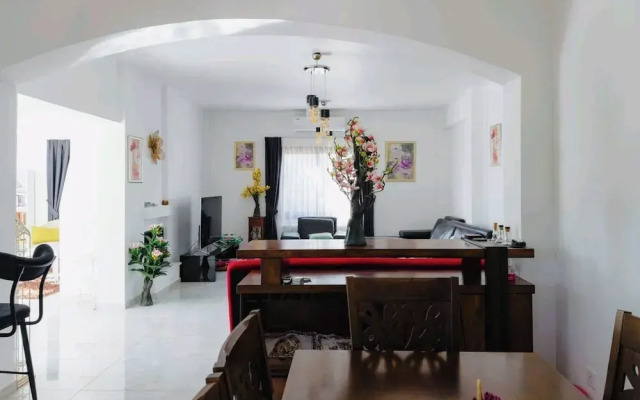 Villa for 9 Guests, Pool, Parking, Walk to Beach