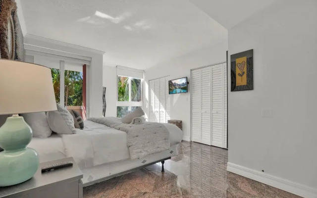 Treetop Retreat Cozy 2 Bedroom in Grove