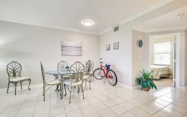 < 1 Mi to Beach: Sleek Naples Condo