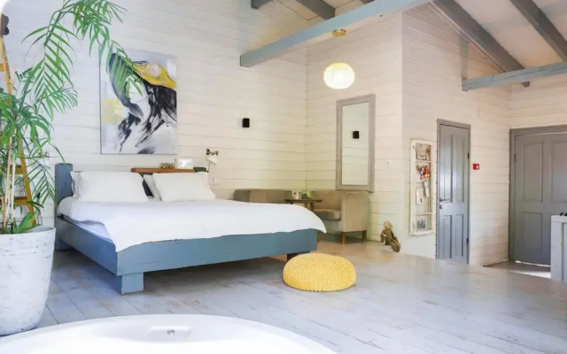 Eili Suites