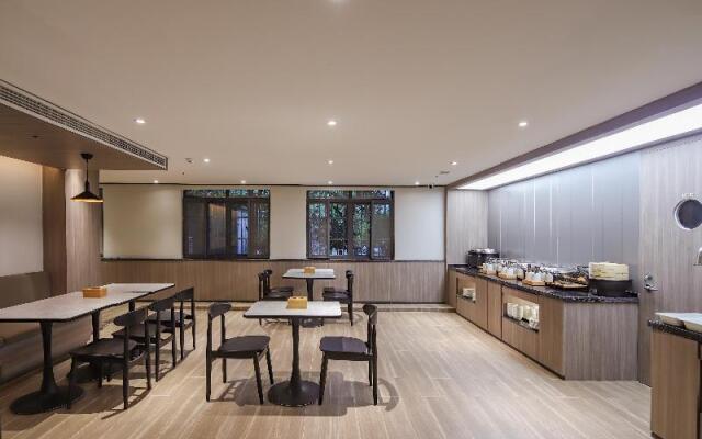 Hanting Hotel Nanjing Jiangpu Longhua Road Metro Station