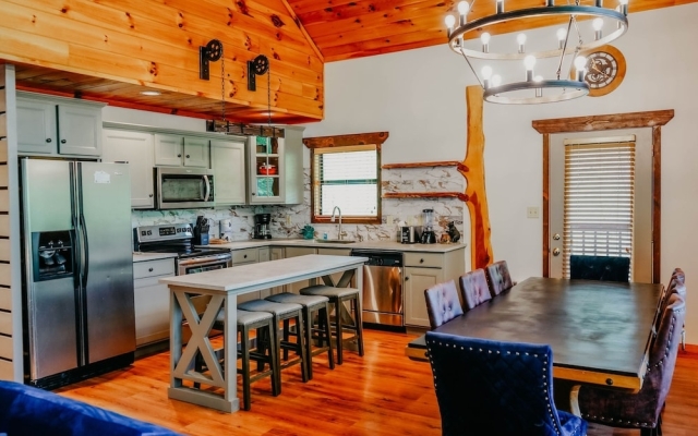 4BR Cabin w Private Pool & Hot Tub