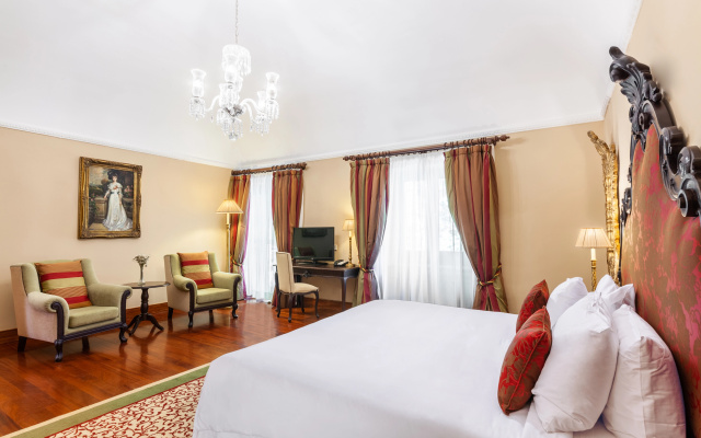 Convento do Espinheiro, Historic Hotel & Spa