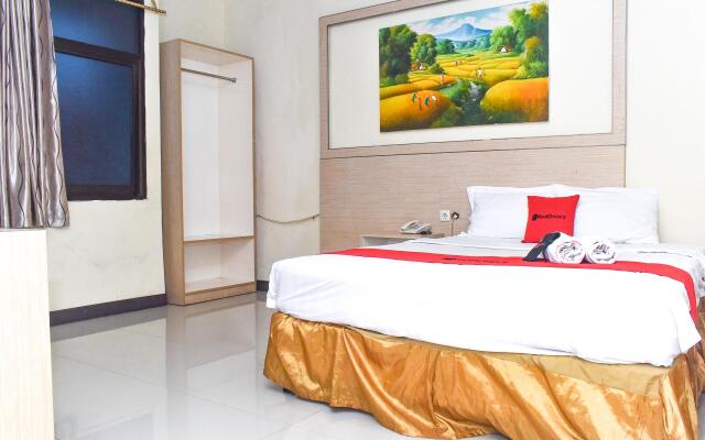 RedDoorz Plus near Sultan Hasanuddin Airport
