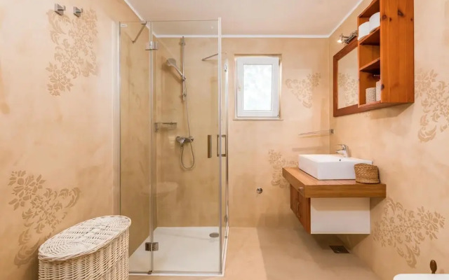 Nice Home in Valbandon With Wifi and 2 Bedrooms