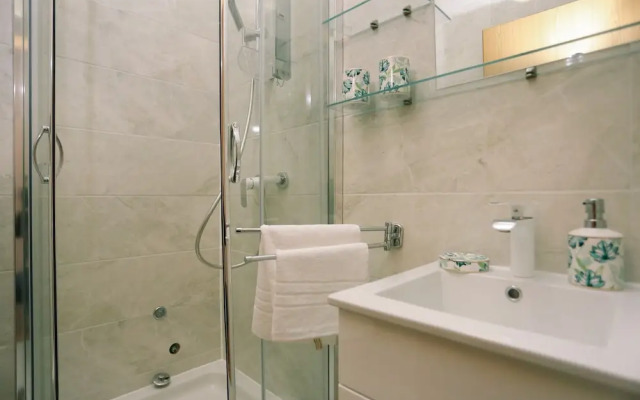 Trogir Stylish Apartment With Balcony and Sea View
