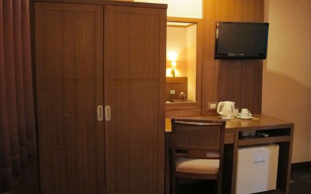 Travel Lodge Suriwongse - Adult only