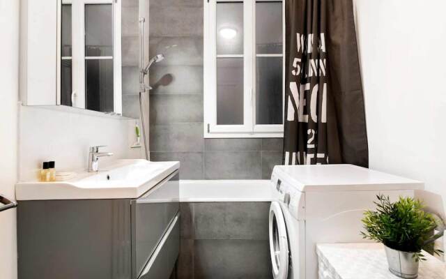 Bright Champerret Apartment Fits 4 in Paris 17th!