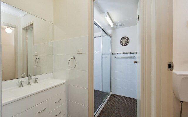 Sunset Towers,  Unit 6/25 Donald Street