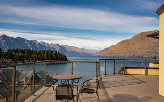 Spacious Unit With Views And Balcony