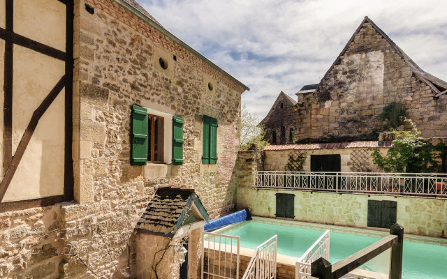 Elegant Holiday Home in Coubjours with Private Garden