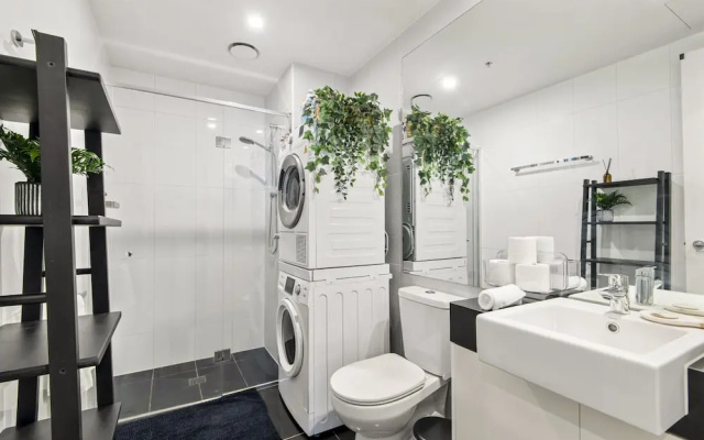 Chic 2-bed Apartment With Balcony in Southbank – Bathroom – Melbourne