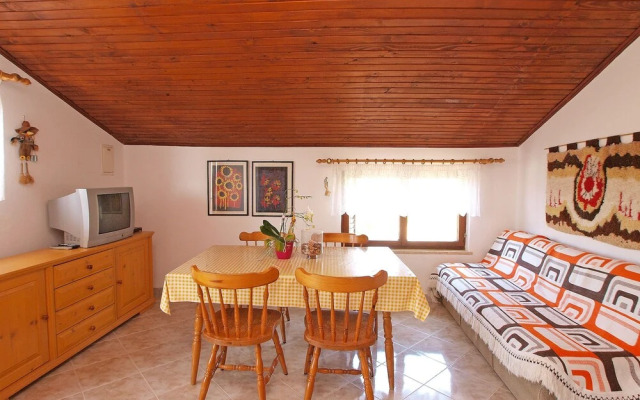Apartment 895