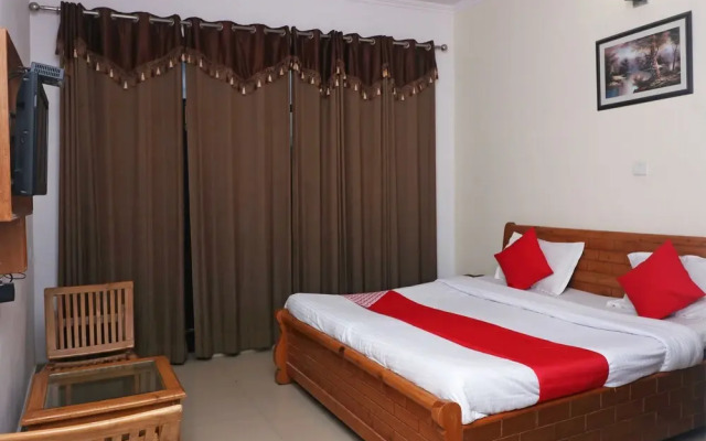 OYO 28044 Devki Palace Jain Hotel
