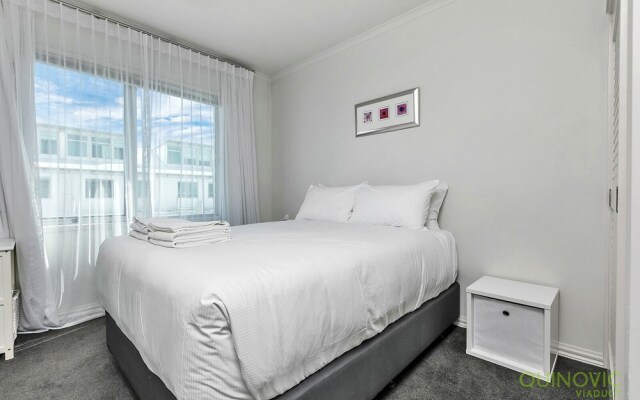 QV Spacious Waterfront with Carpark -962