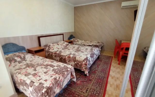 Уютный дворик на Толстого