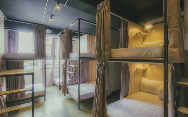 Corner Hostel & Cafe