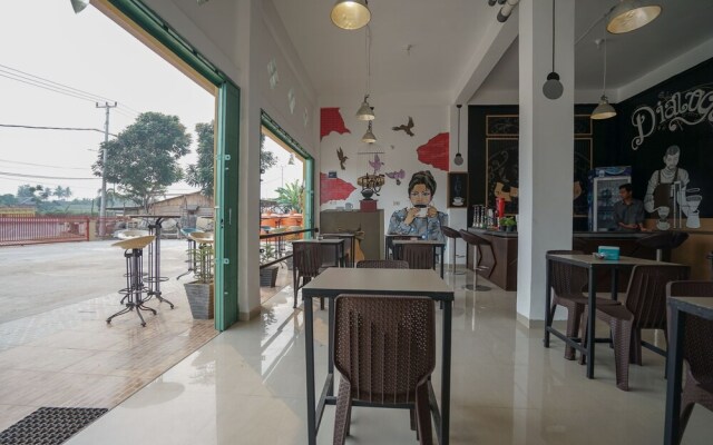 Sans Hotel Max To U Palembang