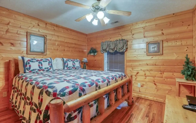 An Amazing View - 4 Bedrooms, 3.5 Baths, Sleeps 10 Cabin by RedAwning