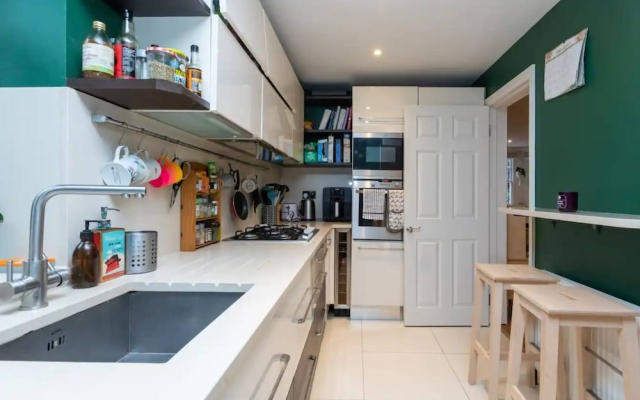 Snug 2BD Flat in Ladbroke Grove, London