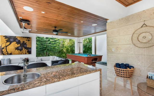 Modern Luxury 6 BR Tropical Retreat With Pool