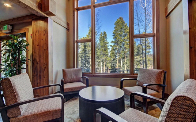 Bright + Scenic 2br - 7ppl Steps To Ski Lifts + Main Street 2 Bedroom Condo by RedAwning