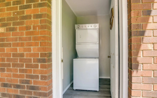 Charming Jonesville Home w/ Grill - Near Wineries!