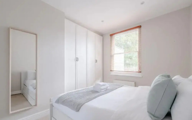 Airy 2 Bedroom Apartment Next to Clapham Common