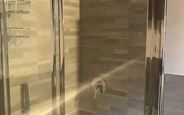 Sir Roy - 1 Br Apts