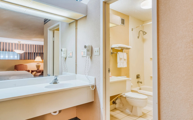 Rodeway Inn & Suites and Conference Center