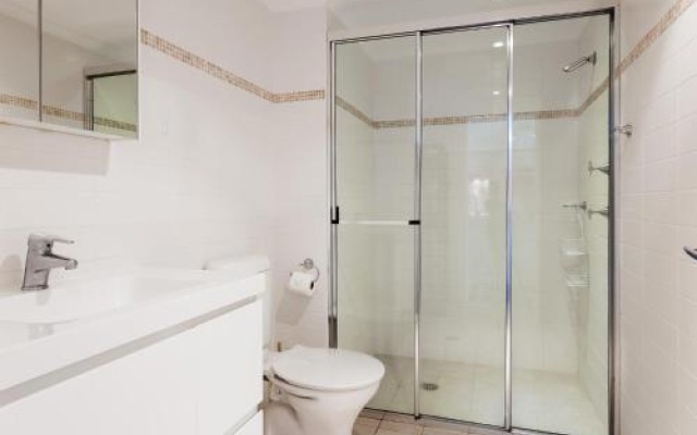 9 'Shoal Bay Beach Apartments' 2 Shoal Bay Road -Air Conditioning And Complex Swimming Pool – Bathroom – Nelson Bay