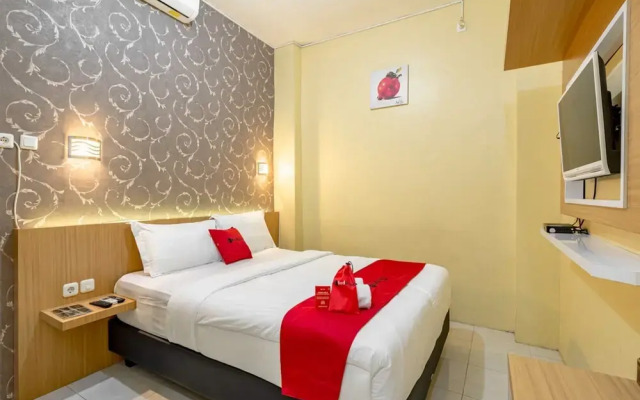 RedDoorz near Dino Park