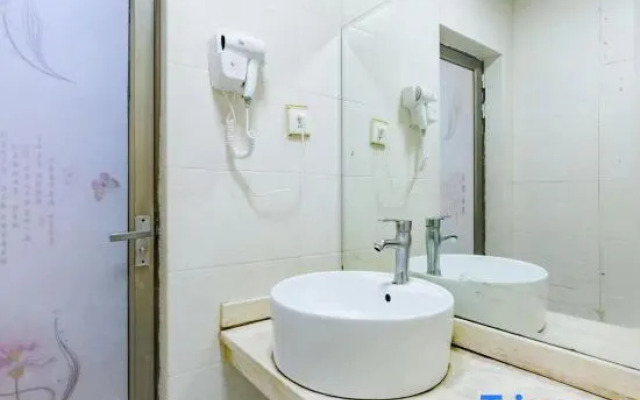 Jinghong Tianxin Grand Hotel (Gaozhuang Starlight Night Market)