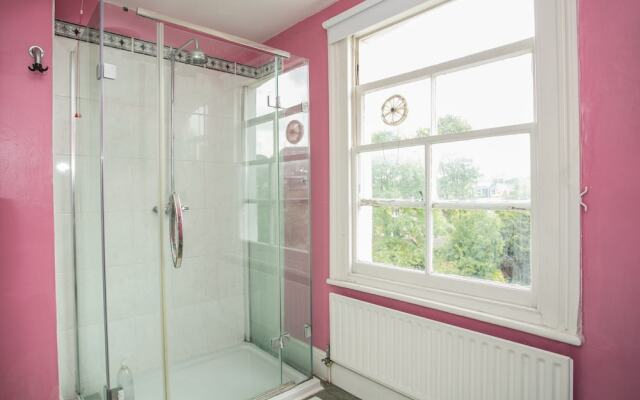 Spacious 3 Bedroom House In Dulwich