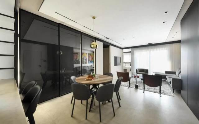 Modern and Vibrant 2BR apartment with Private Balcony