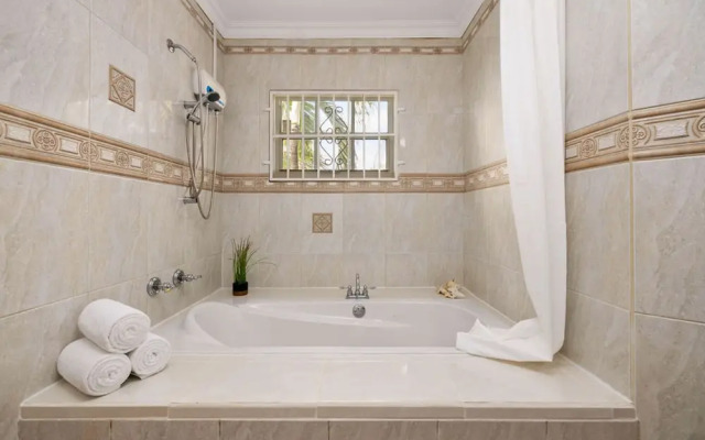 Cozy Central 4br3ba Home w Pvt Pool Largegarden
